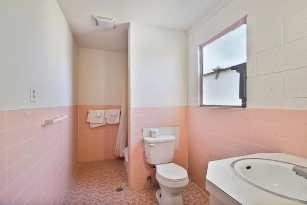 Foto van 3 tweepersoonsbedden met kitchenette - Vakantiehuis in Alpine TX - BathRoom