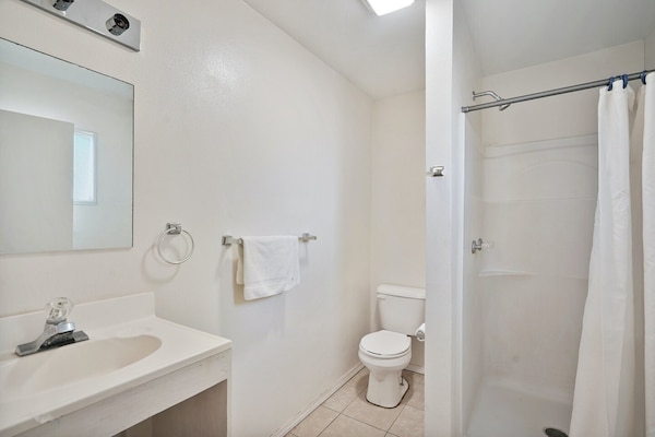 Foto van 3 tweepersoonsbedden met kitchenette - Vakantiehuis in Alpine TX - BathRoom