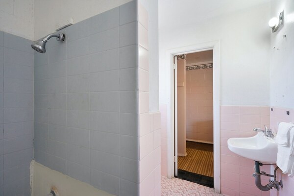 Foto van 3 tweepersoonsbedden met kitchenette - Vakantiehuis in Alpine TX - BathRoom