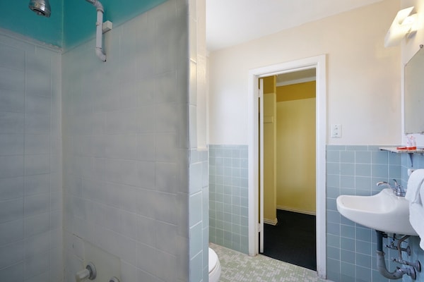 Foto van 3 tweepersoonsbedden met kitchenette - Vakantiehuis in Alpine TX - BathRoom
