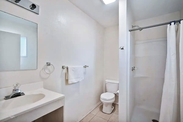 Foto van 3 tweepersoonsbedden met kitchenette - Vakantiehuis in Alpine TX - BathRoom