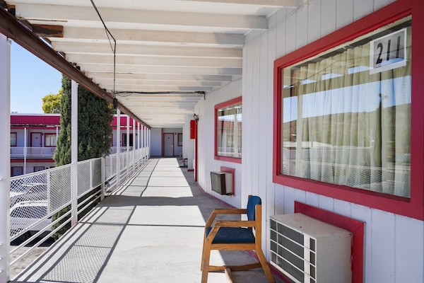 Foto van 3 tweepersoonsbedden met kitchenette - Vakantiehuis in Alpine TX - TerraceBalcony