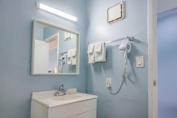 Foto van 2 Volledige Bedden Toegankelijk Niet Roken - Vakantiehuis in Buttonwillow, CA - BathRoom