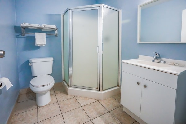 Foto van 2 Volledige Bedden Toegankelijk Niet Roken - Vakantiehuis in Buttonwillow, CA - BathRoom
