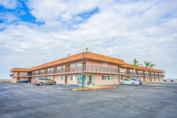 Foto van 2 Volledige Bedden Toegankelijk Niet Roken - Vakantiehuis in Buttonwillow, CA - ExteriorSummer