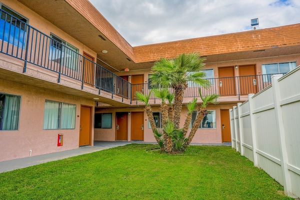 Foto van 2 Volledige Bedden Toegankelijk Niet Roken - Vakantiehuis in Buttonwillow, CA - ExteriorSummer