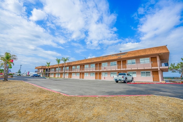 Foto van 2 Volledige Bedden Toegankelijk Niet Roken - Vakantiehuis in Buttonwillow, CA - ExteriorSummer