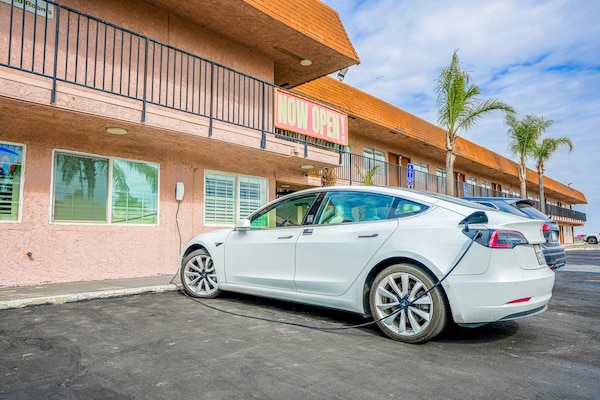 Foto van 2 Volledige Bedden Toegankelijk Niet Roken - Vakantiehuis in Buttonwillow, CA - ExteriorSummer