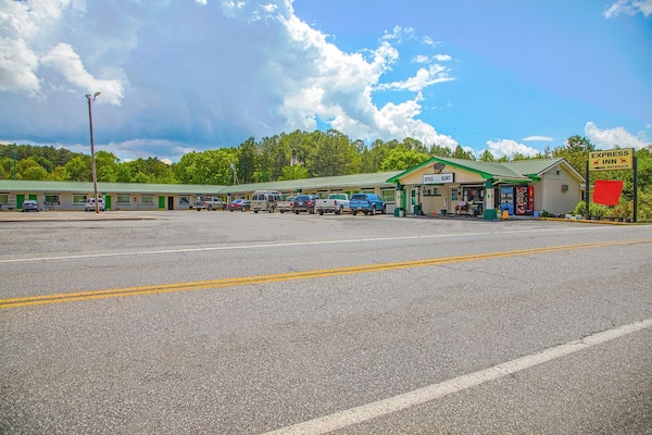 Foto van 2 tweepersoonsbedden | Calhoun, GA - Vakantiehuis in Calhoun GA - parking