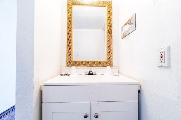 Foto van 3 Volledig Bed | Non-Smoking - Vakantiehuis in Chickasha OK - BathRoom