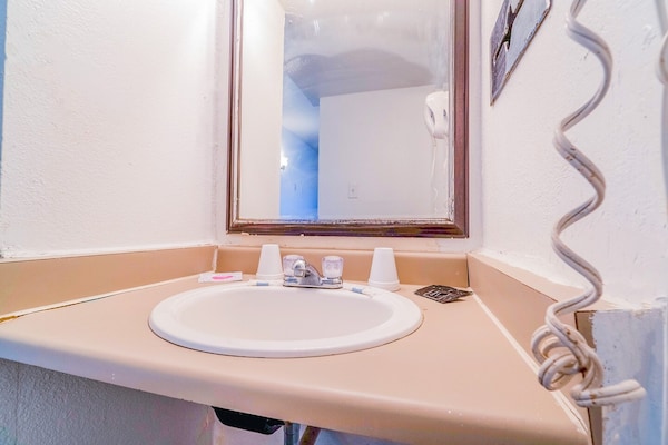 Foto van 3 Volledig Bed | Non-Smoking - Vakantiehuis in Chickasha OK - BathRoom