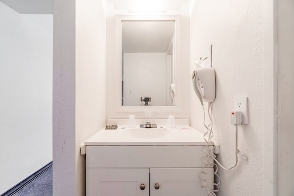 Foto van 3 Volledig Bed | Non-Smoking - Vakantiehuis in Chickasha OK - BathRoom