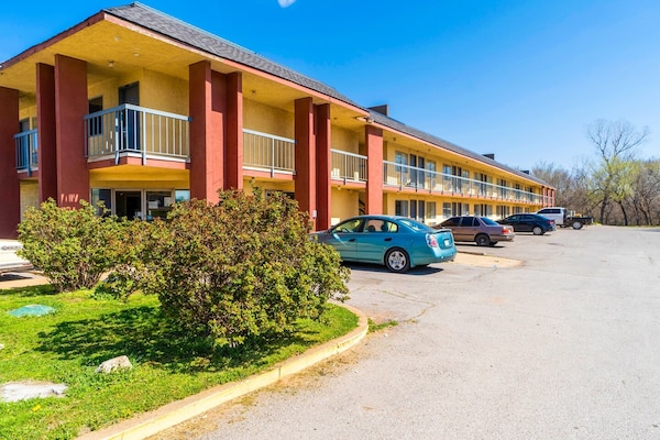 Foto van 3 Volledig Bed | Non-Smoking - Vakantiehuis in Chickasha OK - ExteriorSummer