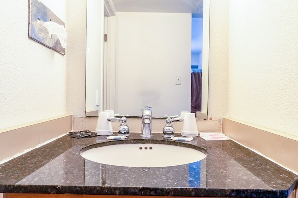 Foto van 3 Volledig Bed | Non-Smoking - Vakantiehuis in Chickasha OK - BathRoom