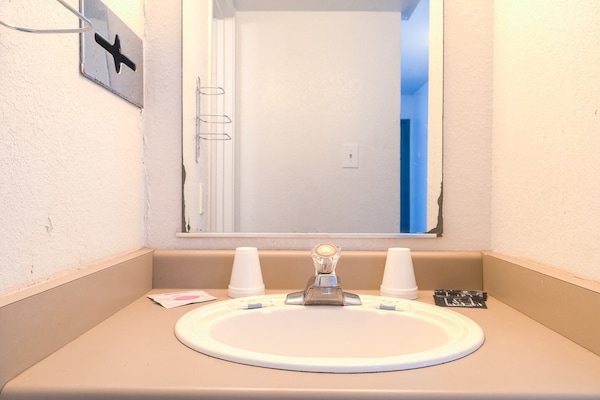 Foto van 3 Volledig Bed | Non-Smoking - Vakantiehuis in Chickasha OK - BathRoom
