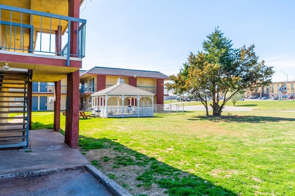 Foto van 3 Volledig Bed | Non-Smoking - Vakantiehuis in Chickasha OK - ExteriorSummer