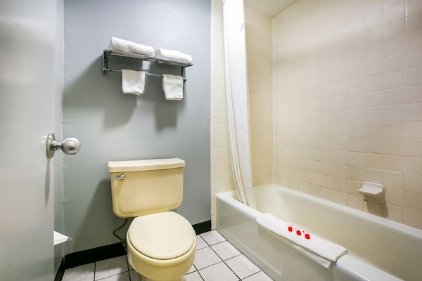 Foto van 2 tweepersoonsbedden | Roken toegestaan - Vakantiehuis in Texarkana TX - BathRoom