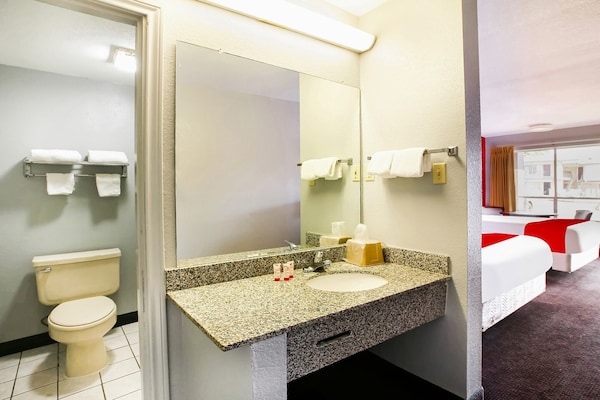 Foto van 2 tweepersoonsbedden | Roken toegestaan - Vakantiehuis in Texarkana TX - BathRoom