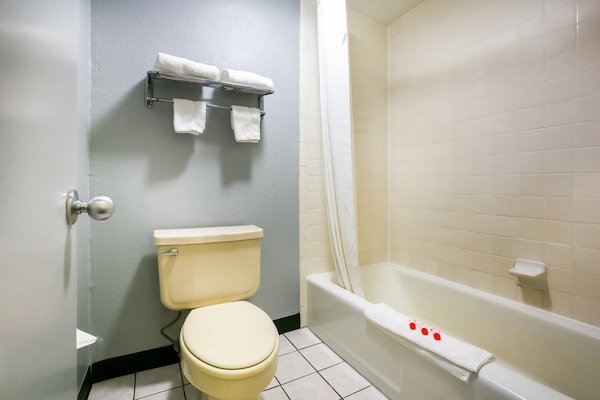 Foto van 2 tweepersoonsbedden | Roken toegestaan - Vakantiehuis in Texarkana TX - BathRoom