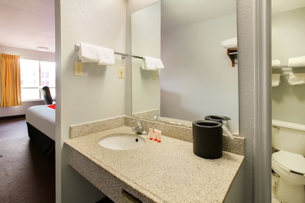 Foto van 2 tweepersoonsbedden | Roken toegestaan - Vakantiehuis in Texarkana TX - BathRoom
