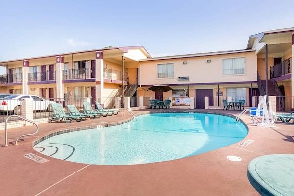 Foto van 2 tweepersoonsbedden | Roken toegestaan - Vakantiehuis in Texarkana TX - Pool