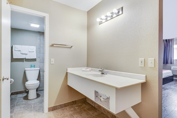 Foto van 2 tweepersoonsbedden (queensize) | rookvrij - Vakantiehuis in Elk City OK - BathRoom
