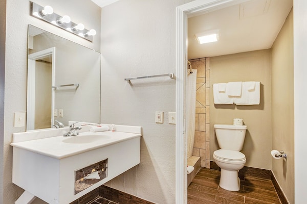 Foto van 2 tweepersoonsbedden (queensize) | rookvrij - Vakantiehuis in Elk City OK - BathRoom