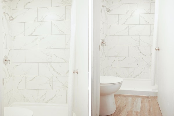 Foto van 2 tweepersoonsbedden | Roken toegestaan | Greensboro - BathRoom