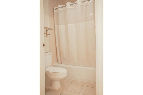 Foto van 2 tweepersoonsbedden | Roken toegestaan | Greensboro - BathRoom
