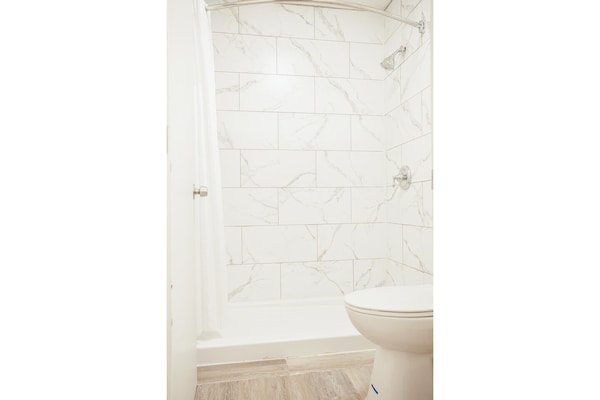 Foto van 2 tweepersoonsbedden | Roken toegestaan | Greensboro - BathRoom