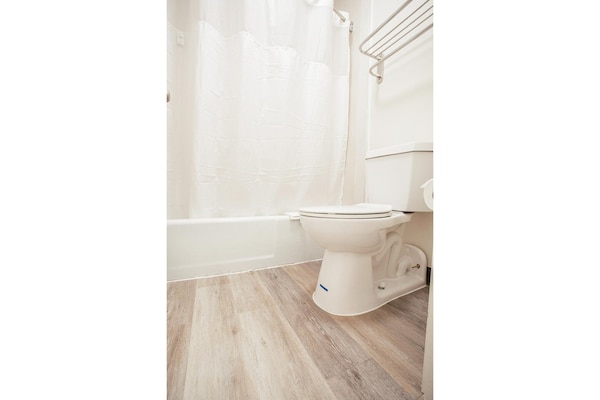 Foto van 2 tweepersoonsbedden | Rookvrij - Vakantiehuis in Greensboro - BathRoom