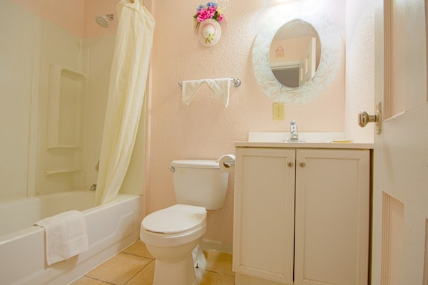 Foto van 2 tweepersoonsbedden | Rookvrij - Vakantiehuis in Hiawatha - BathRoom