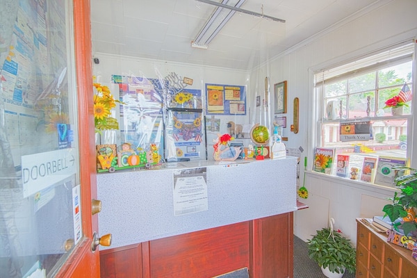Foto van 2 tweepersoonsbedden | Rookvrij - Vakantiehuis in Hiawatha - HallReception