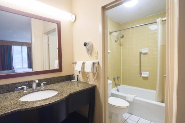 Foto van 2 tweepersoonsbedden (queensize) | Niet roken - Vakantiehuis in Harriman TN - BathRoom