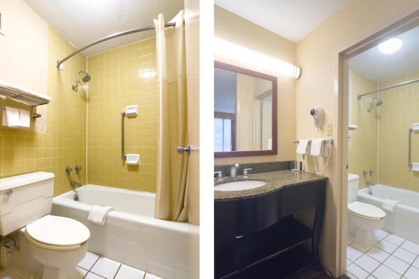 Foto van 2 tweepersoonsbedden (queensize) | Niet roken - Vakantiehuis in Harriman TN - BathRoom