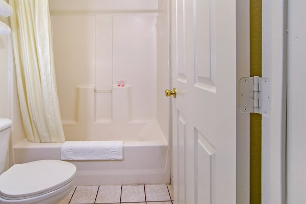 Foto van 2 tweepersoonsbedden | Roken toegestaan | Killeen TX - BathRoom