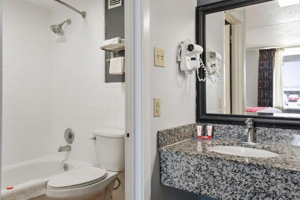 Foto van 2 tweepersoonsbedden | Roken toegestaan - Vakantiehuis in Lake Park GA - BathRoom