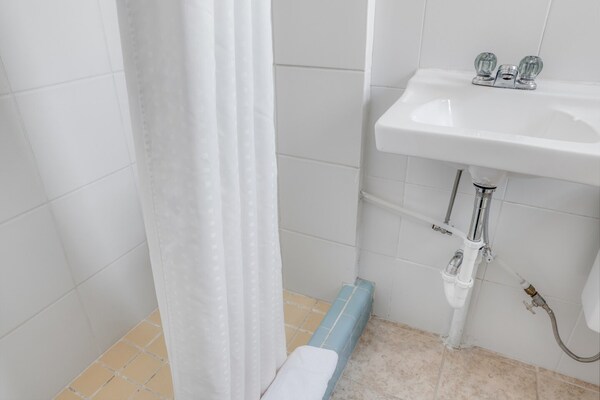 Foto van 1 tweepersoonsbed (Queensize) & 2 tweepersoonsbedden | Smk - BathRoom