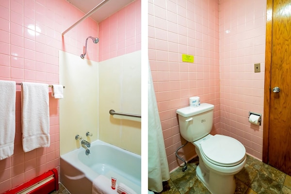 Foto van 2 Queensize bedden | Lamberton - Vakantiehuis in Lamberton - BathRoom