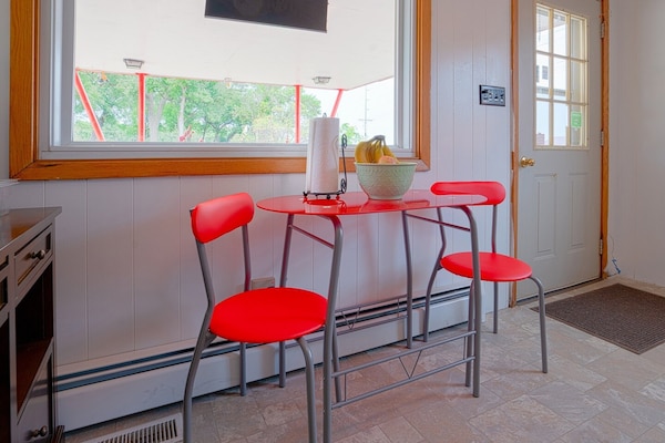 Foto van 2 Queensize bedden | Lamberton - Vakantiehuis in Lamberton - DiningRoom