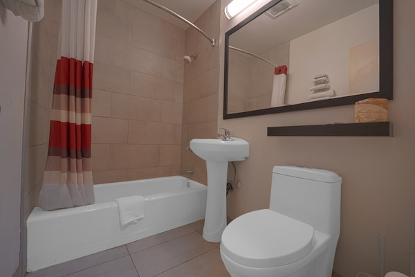 Foto van 2 tweepersoonsbedden | Rookvrij - Vakantiehuis in Mojave CA - BathRoom