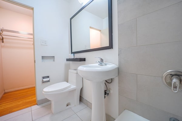 Foto van 2 tweepersoonsbedden | Rookvrij - Vakantiehuis in Mojave CA - BathRoom