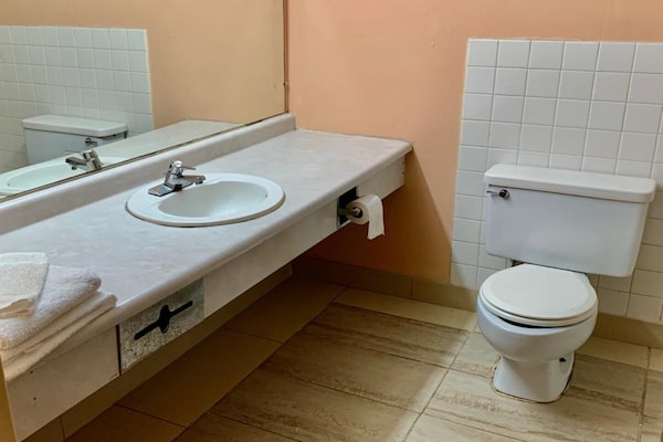 Foto van 2 tweepersoonsbedden | Roken toegestaan | Lima, Ohio - BathRoom