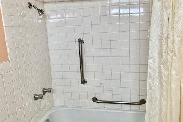 Foto van 2 tweepersoonsbedden | Roken toegestaan | Lima, Ohio - BathRoom