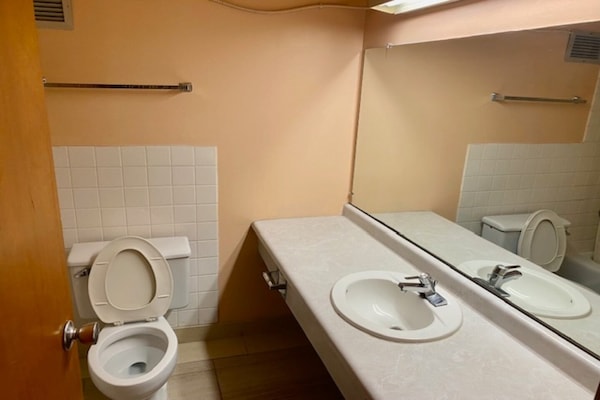 Foto van 2 tweepersoonsbedden | Roken toegestaan | Lima, Ohio - BathRoom