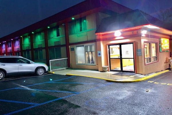 Foto van 2 tweepersoonsbedden | Roken toegestaan | Lima, Ohio - parking