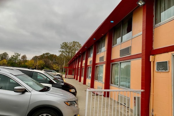 Foto van 2 tweepersoonsbedden | Roken toegestaan | Lima, Ohio - parking