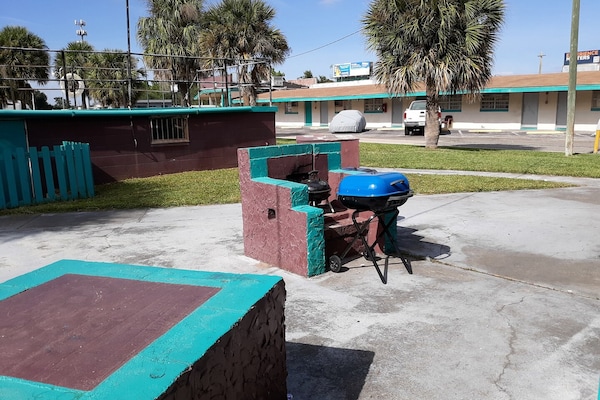 Foto van 2 tweepersoonsbedden | Roken toegestaan | Orlando - Vakantiehuis in Orlando FL - parking