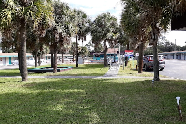 Foto van 2 tweepersoonsbedden | Roken toegestaan | Orlando - Vakantiehuis in Orlando FL - parking