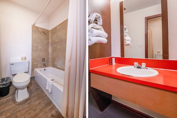 Foto van 2 tweepersoonsbedden (queensize) | Rookvrij - Vakantiehuis in Portland OR - BathRoom